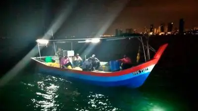 Penang MMEA detain 13 crew members using modified fishing nets